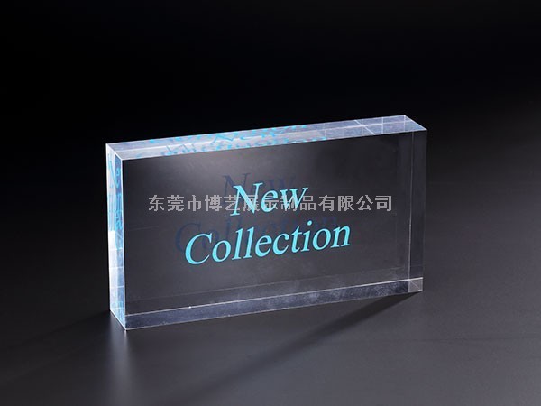 市面上的有機(jī)玻璃展示架定制貴嗎？